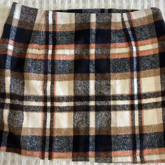Boutique Plaid Mini Skirt ✨🤍 - Picture 3 of 3